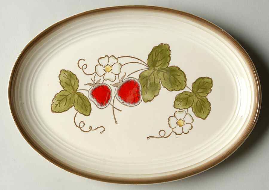 California Strawberry 9" Oval Serving Platter by Metlox - Poppytrail - Vernon-1