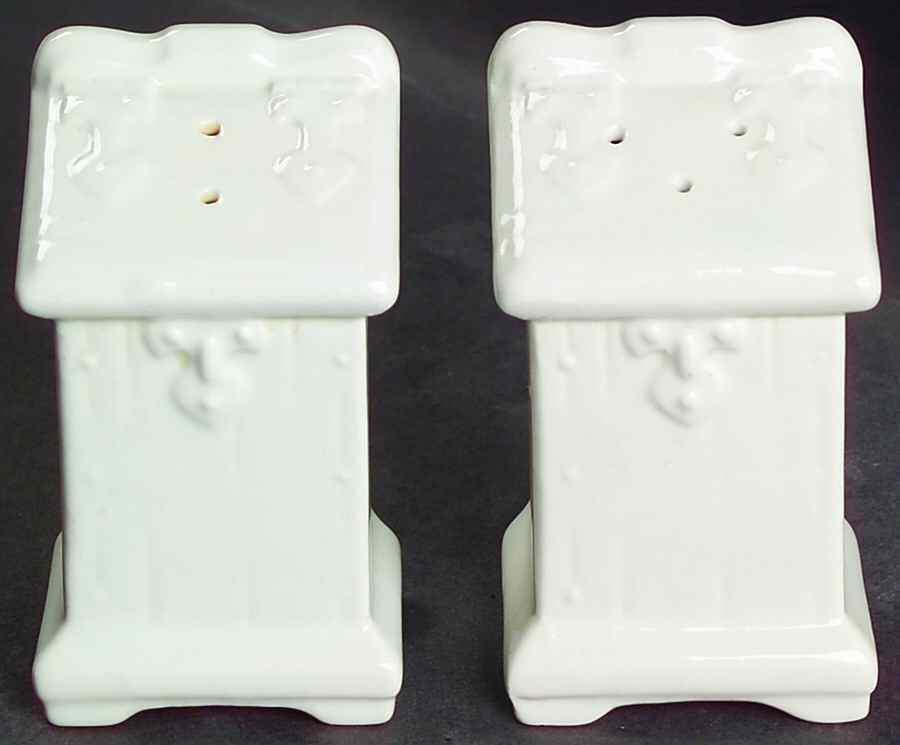 Jamestown Salt & Pepper Set by Metlox - Poppytrail - Vernon-1