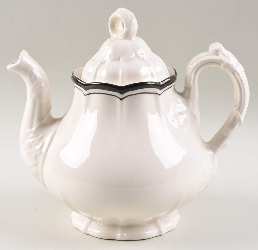 La Mancha White Teapot & Lid by Metlox - Poppytrail - Vernon-1