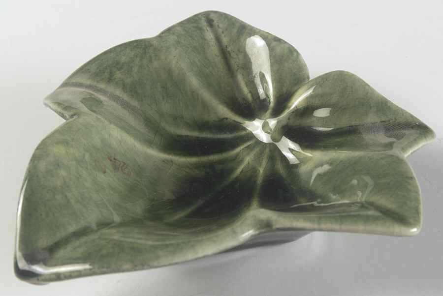 Leaves of Enchantment 4" Leaf Dish by Metlox - Poppytrail - Vernon-1