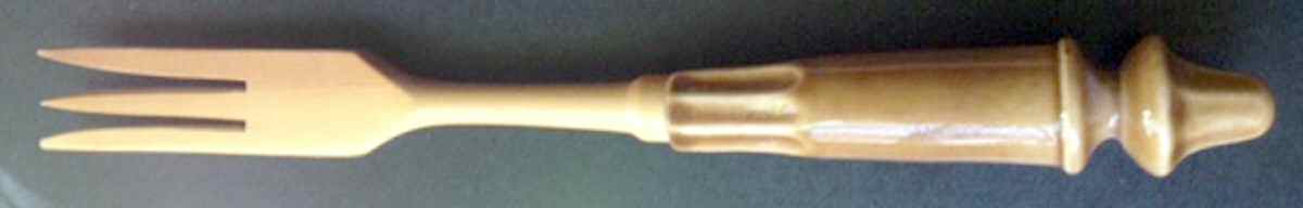 San Fernando Gold Salad Serving Fork with Wood Prongs by Metlox - Poppytrail - Vernon-1