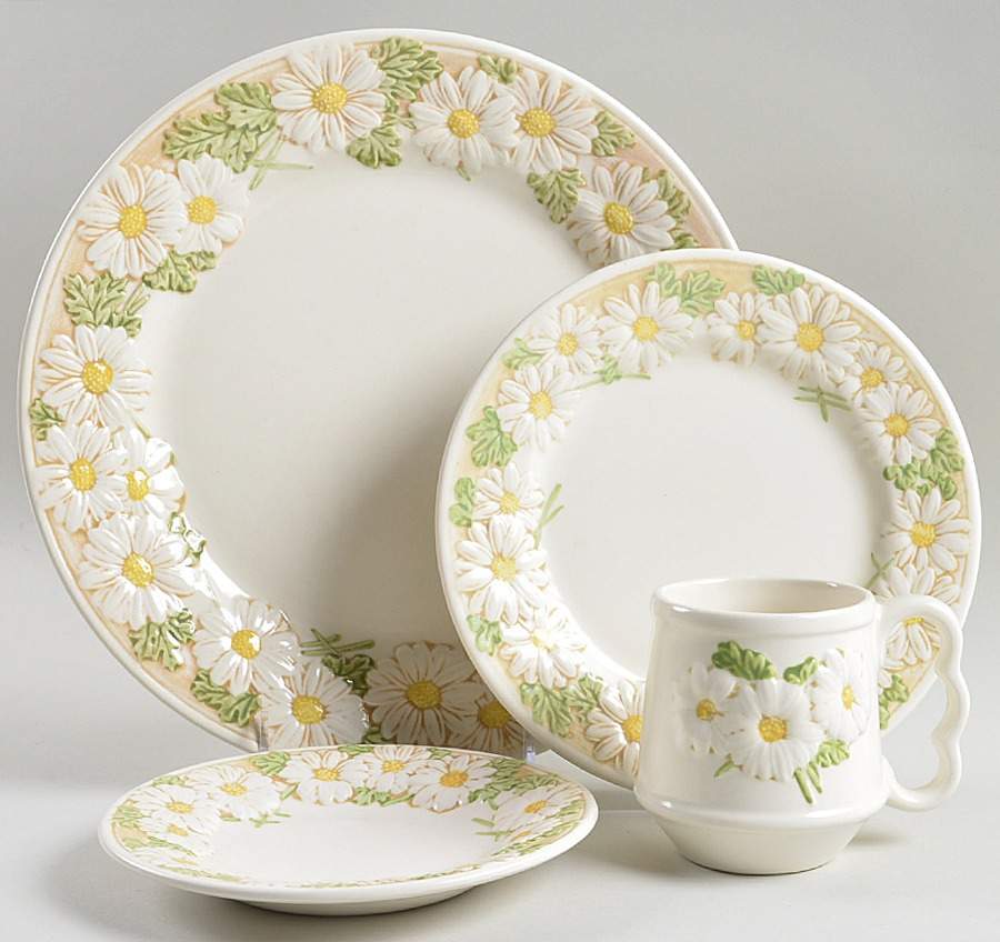Sculptured Daisy 4 Piece Place Setting by Metlox - Poppytrail - Vernon-1
