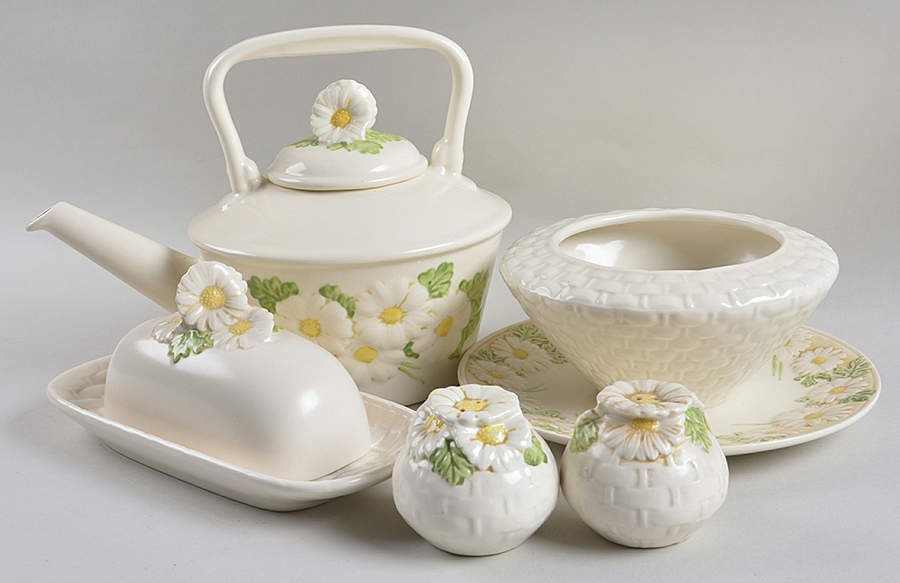 Sculptured Daisy Completer Set by Metlox - Poppytrail - Vernon-1
