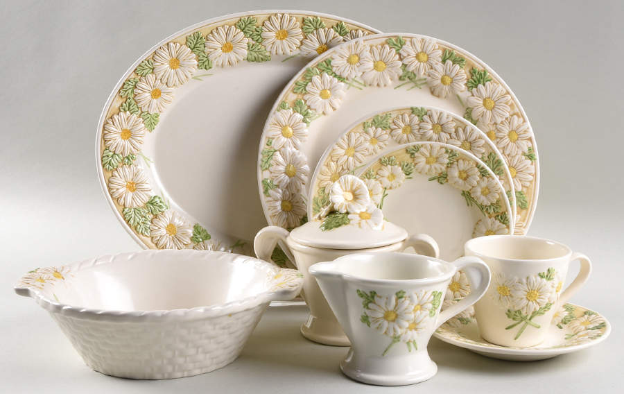 Sculptured Daisy 45 Piece Starter Set by Metlox - Poppytrail - Vernon-1