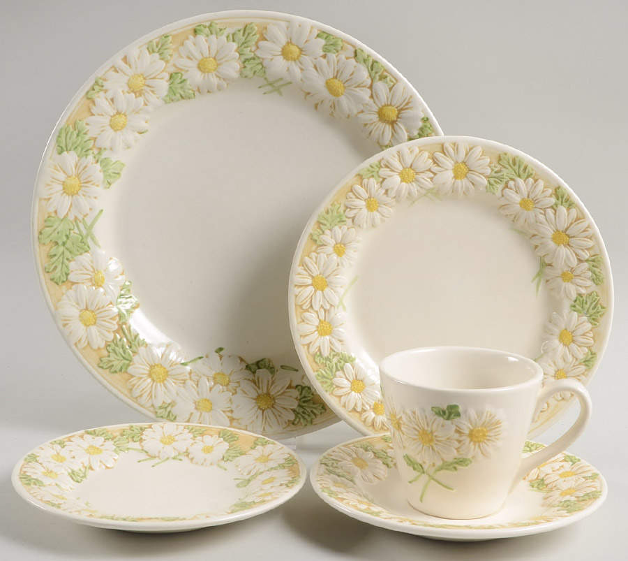 Sculptured Daisy 5 Piece Place Setting by Metlox - Poppytrail - Vernon-1