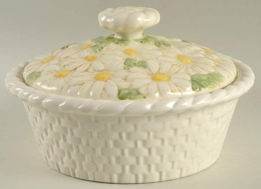 Sculptured Daisy 1.5 Qt Round Covered Casserole by Metlox - Poppytrail - Vernon-1