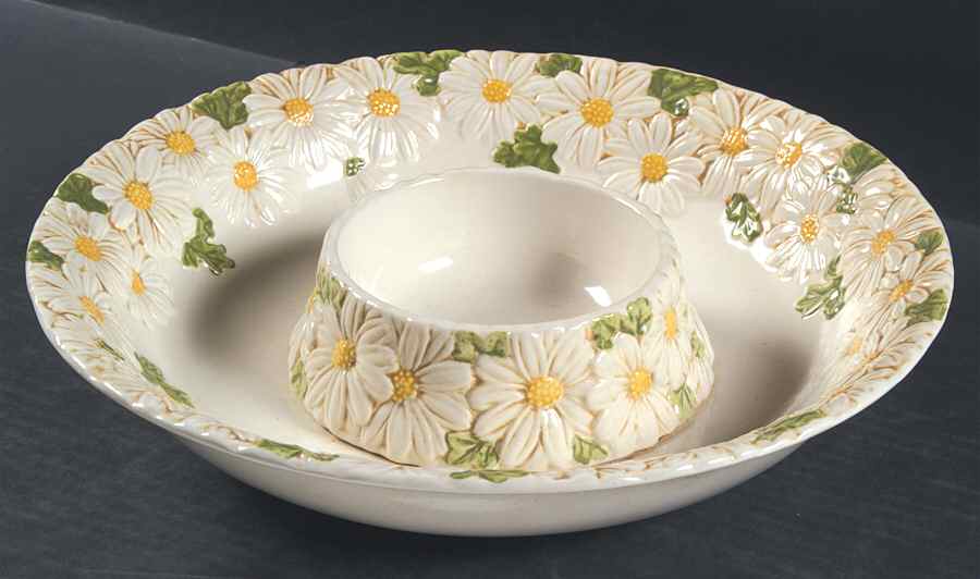 Sculptured Daisy 1 Piece Chip & Dip by Metlox - Poppytrail - Vernon-1