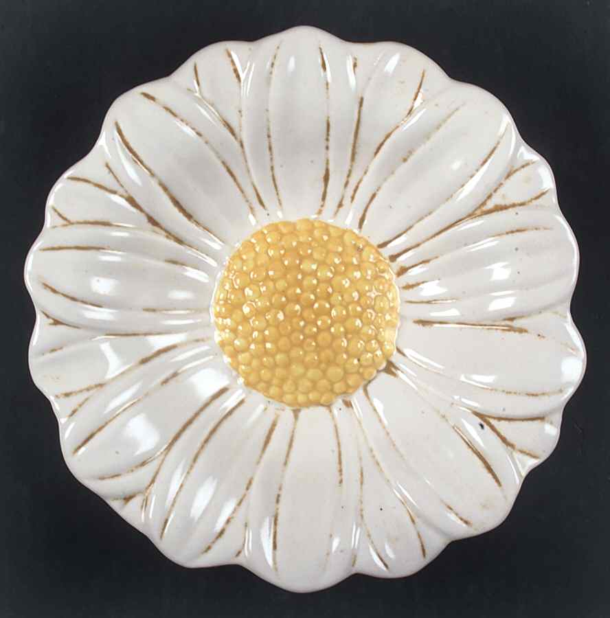 Sculptured Daisy 7" Round Divided Ashtray by Metlox - Poppytrail - Vernon-1
