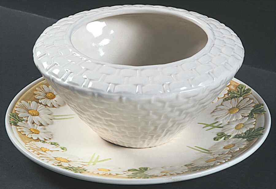Sculptured Daisy Gravy Boat with Attached Underplate by Metlox - Poppytrail - Vernon-1