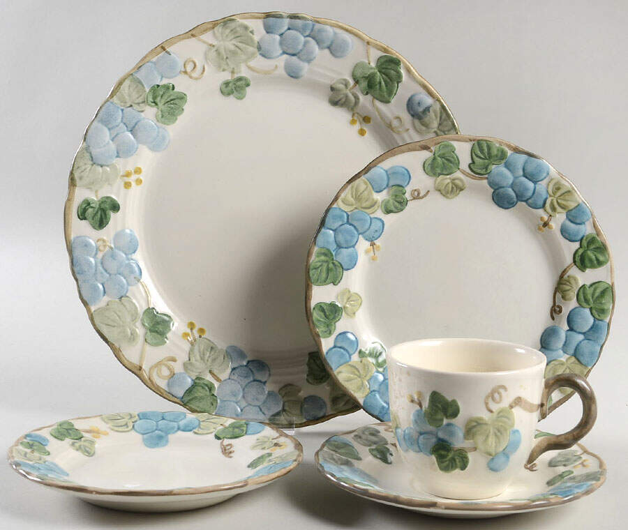 Sculptured Grape 40 Piece Estate Set by Metlox - Poppytrail - Vernon-1