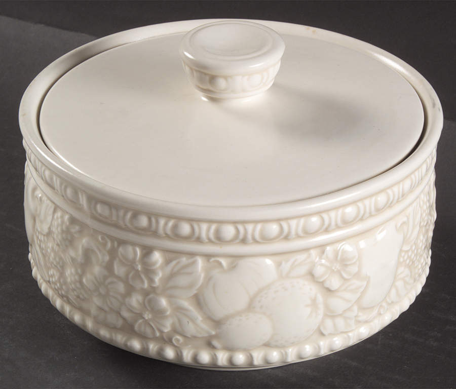 Vernon Antiqua 1.5 Qt Round Covered Casserole by Metlox - Poppytrail - Vernon-1