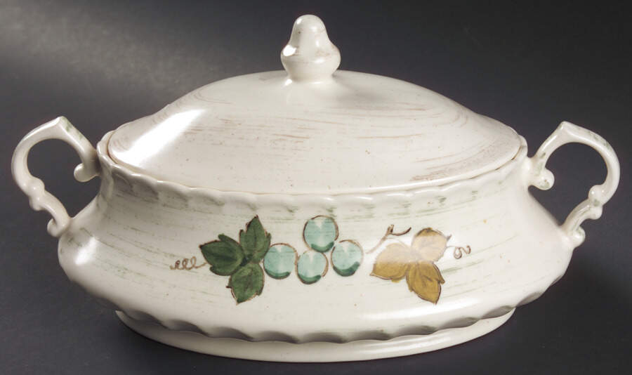Vineyard 1.25 Quart Oval Covered Casserole by Metlox - Poppytrail - Vernon-1
