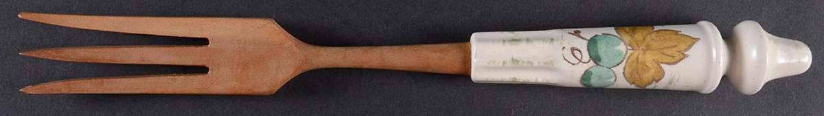 Vineyard Salad Serving Fork with Wood Prongs by Metlox - Poppytrail - Vernon-1