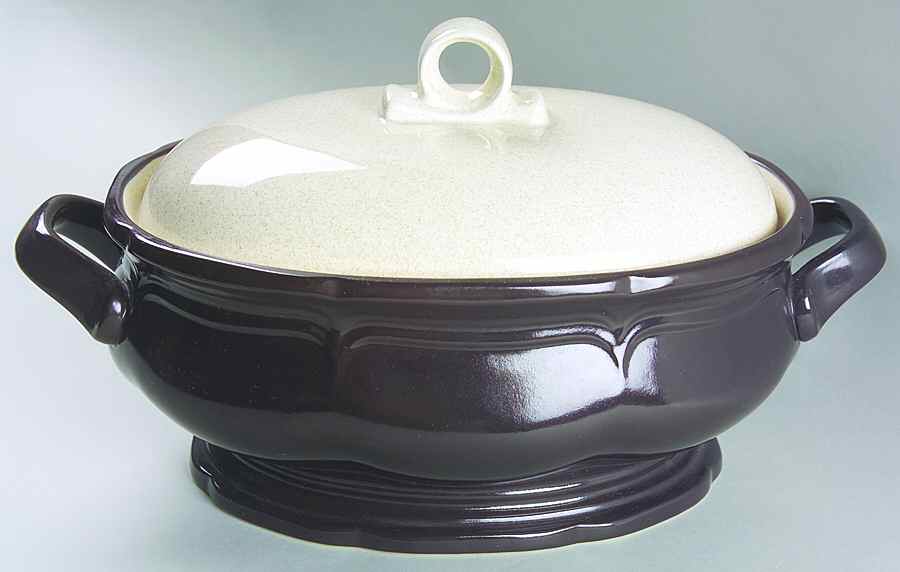 Antique White 2.5 Quart Oval Covered Casserole by Mikasa-1