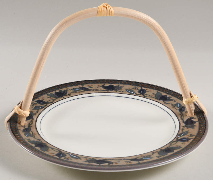 Arabella 5 3/8"-5 5/8" Bamboo Handled Serving Plate  HC by Mikasa-1