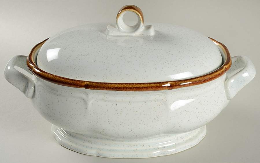 Baronial 2.5 Quart Oval Covered Casserole by Mikasa-1
