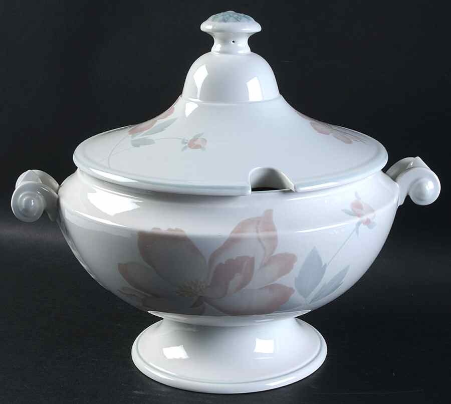 Dialogue Tureen &  Lid by Mikasa-1