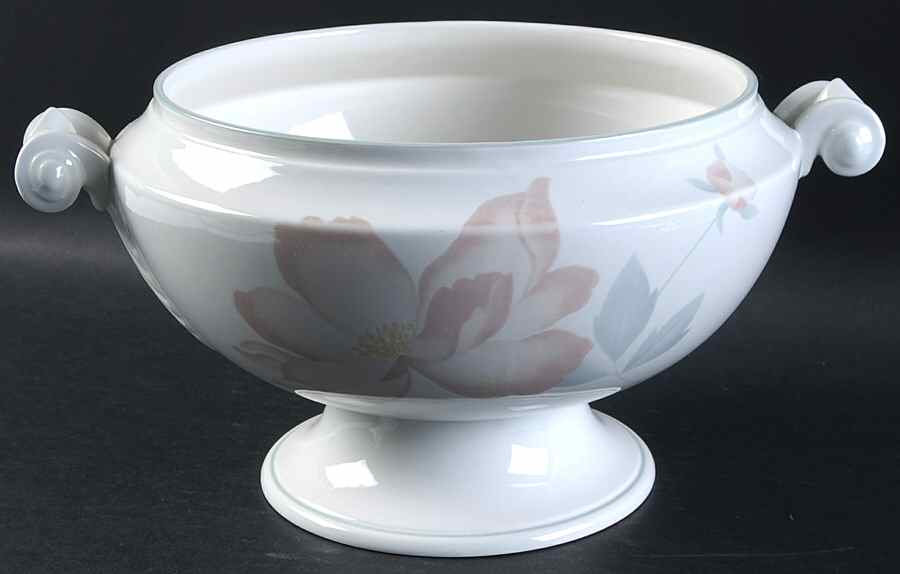 Dialogue Tureen No Lid by Mikasa-1