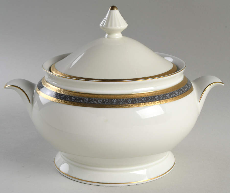 Embassy Court 2 Qt Round Covered Casserole by Mikasa-1