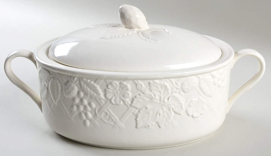English Countryside White 2 Quart Oval Covered Casserole by Mikasa-1