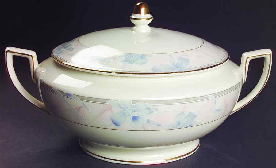 Floral Blush 1.75 Qt Round Covered Casserole by Mikasa-1