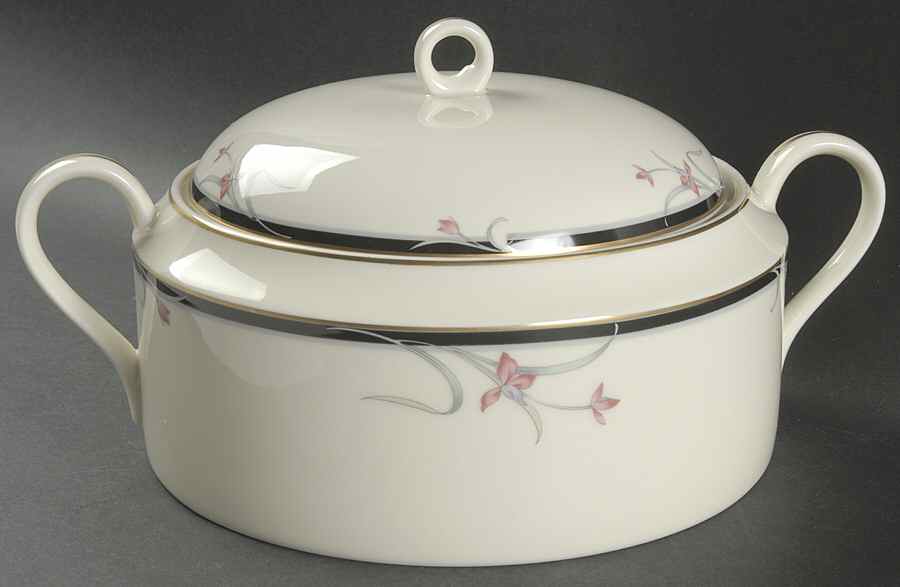 Floradora 2 Qt Round Covered Casserole by Mikasa-1