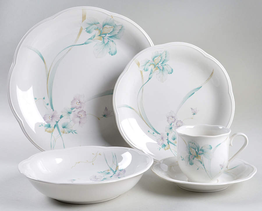 French Iris 5 Piece Place Setting by Mikasa-1