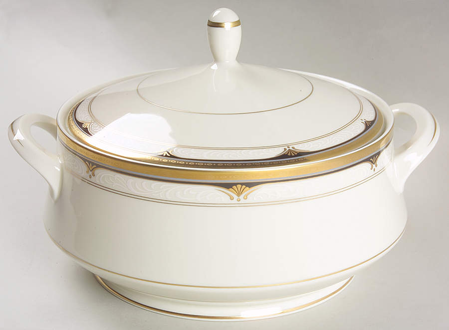 Golden Shell 1.5 Qt Round Covered Casserole by Mikasa-1