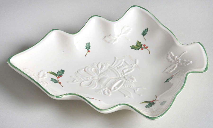Holiday Season 1 Part Medium Tree Shaped Dish by Mikasa-1