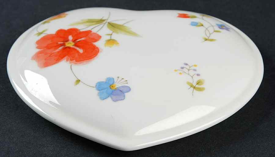 Just Flowers Lid for Heart Shape Box by Mikasa-1