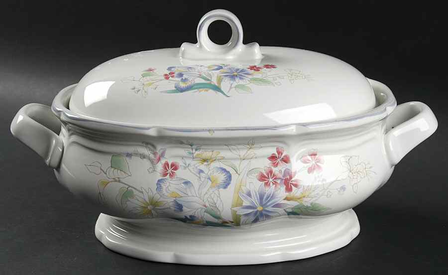 Lighthearted 2.5 Quart Oval Covered Casserole by Mikasa-1