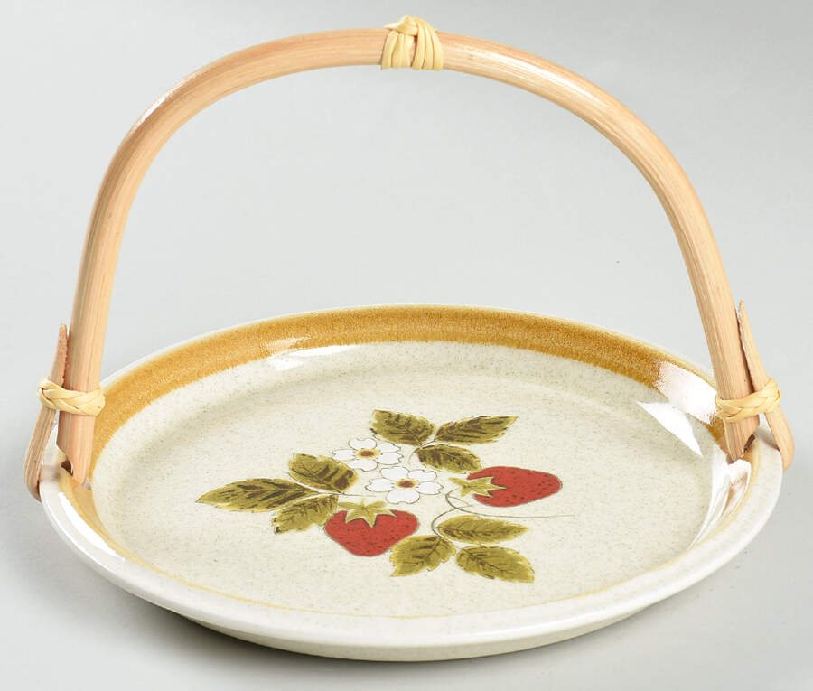 Luscious 5 3/8"-5 5/8" Bamboo Handled Serving Plate  HC by Mikasa-1