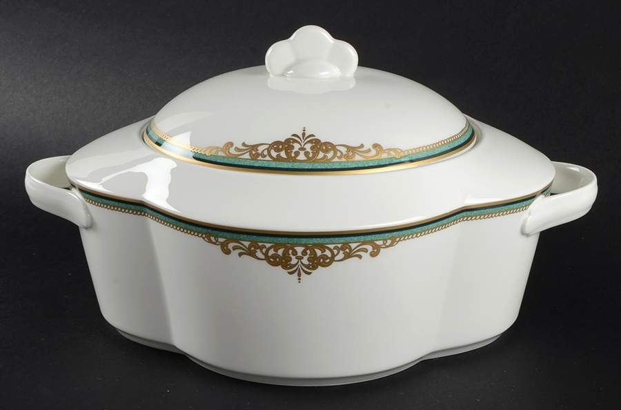 Monarchy Jade 2.5 Quart Oval Covered Casserole by Mikasa-1
