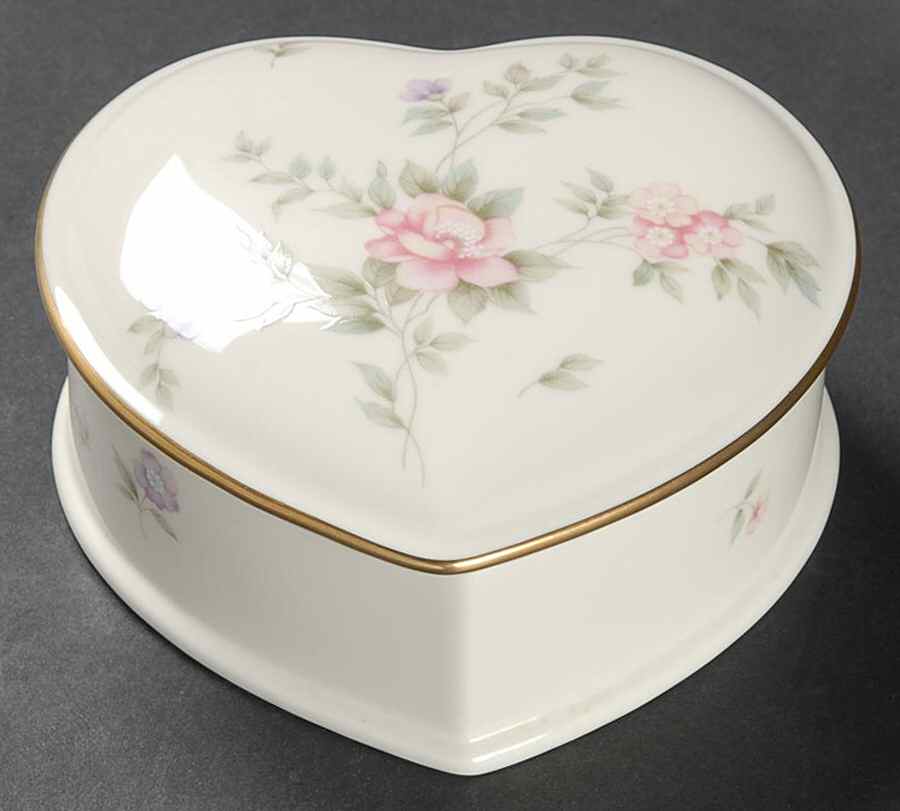 Remembrance Large Heart Shape Box with Lid by Mikasa-1