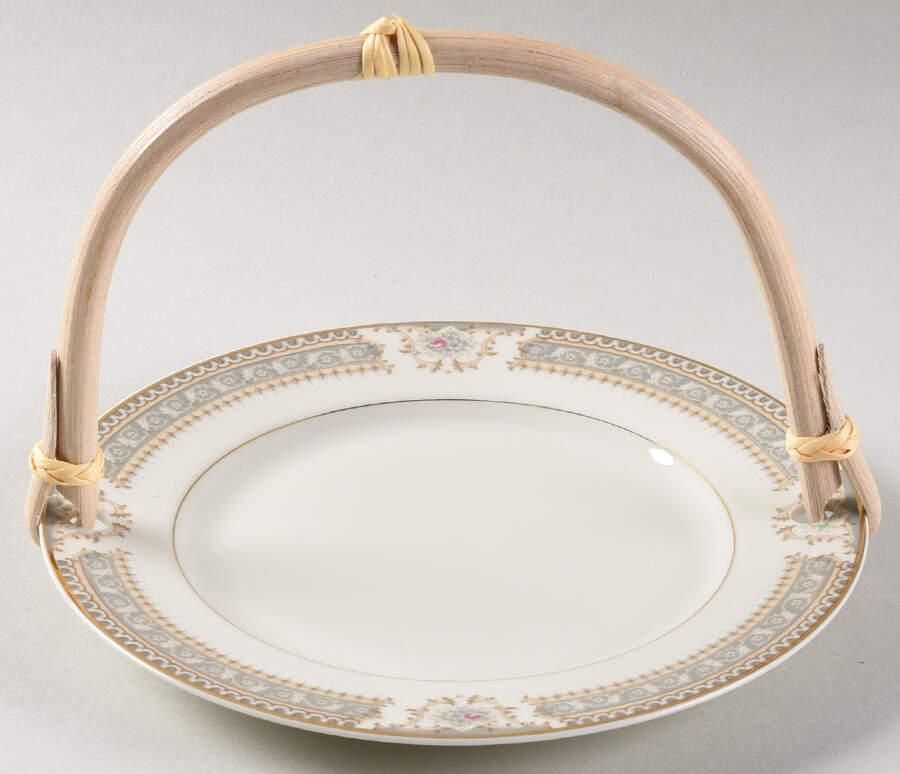 Richelieu 5 3/8"-5 5/8" Bamboo Handled Serving Plate  HC by Mikasa-1