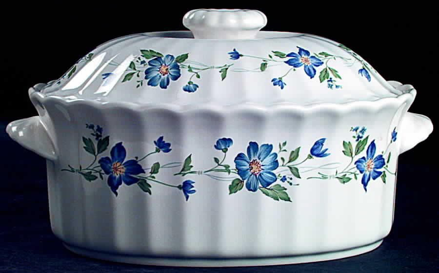 Rotunda 1.5 Quart Oval Covered Casserole by Mikasa-1