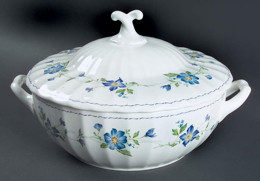 Rotunda 1.75 Qt Round Covered Casserole by Mikasa-1