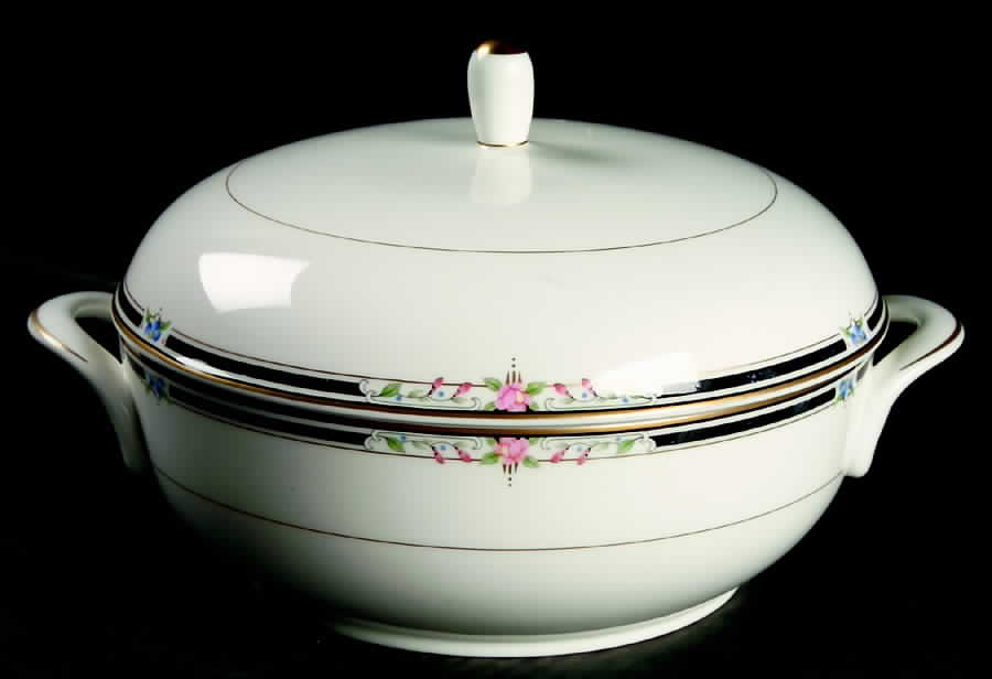 Stanford 1.5 Qt Round Covered Casserole by Mikasa-1