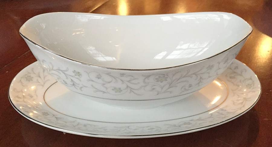 Star Flower Gravy Boat with Attached Underplate by Mikasa-1