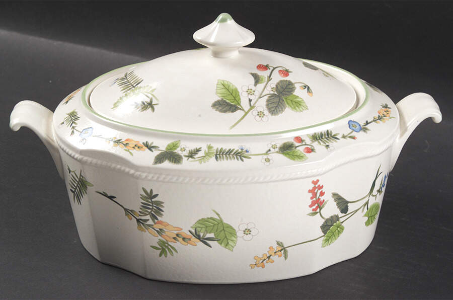 Summer Essence 2 Quart Oval Covered Casserole by Mikasa-1