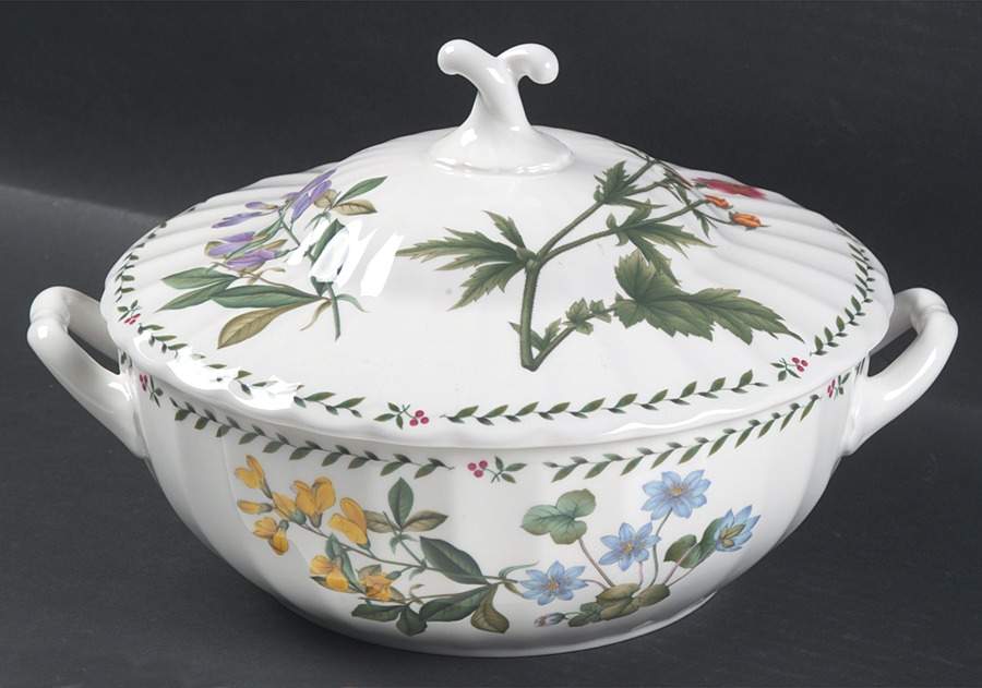 Summer Symphony 2.5 Qt Round Covered Casserole by Mikasa-1