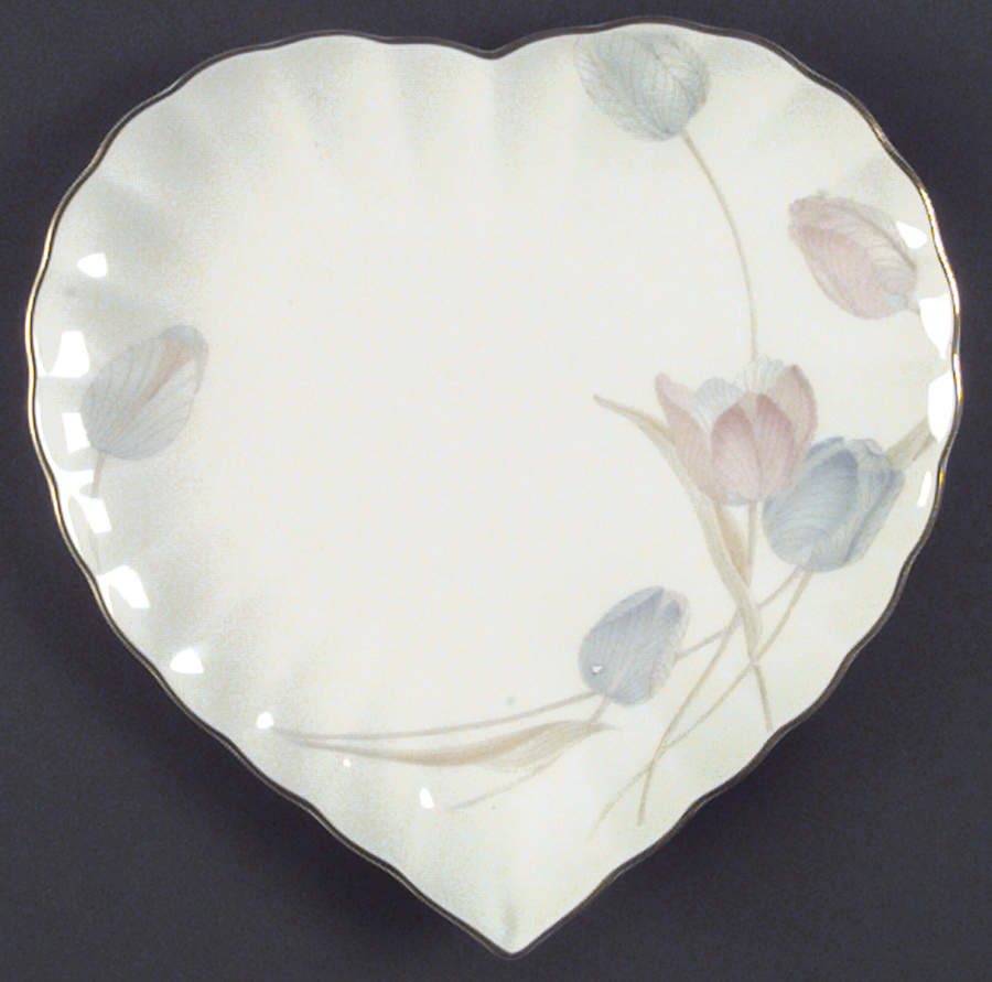 Swiss Garden 7" Heart Plate by Mikasa-1