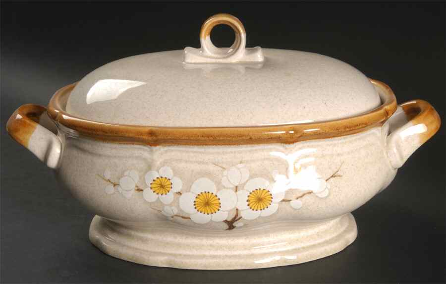 White Petals 2.5 Quart Oval Covered Casserole by Mikasa-1