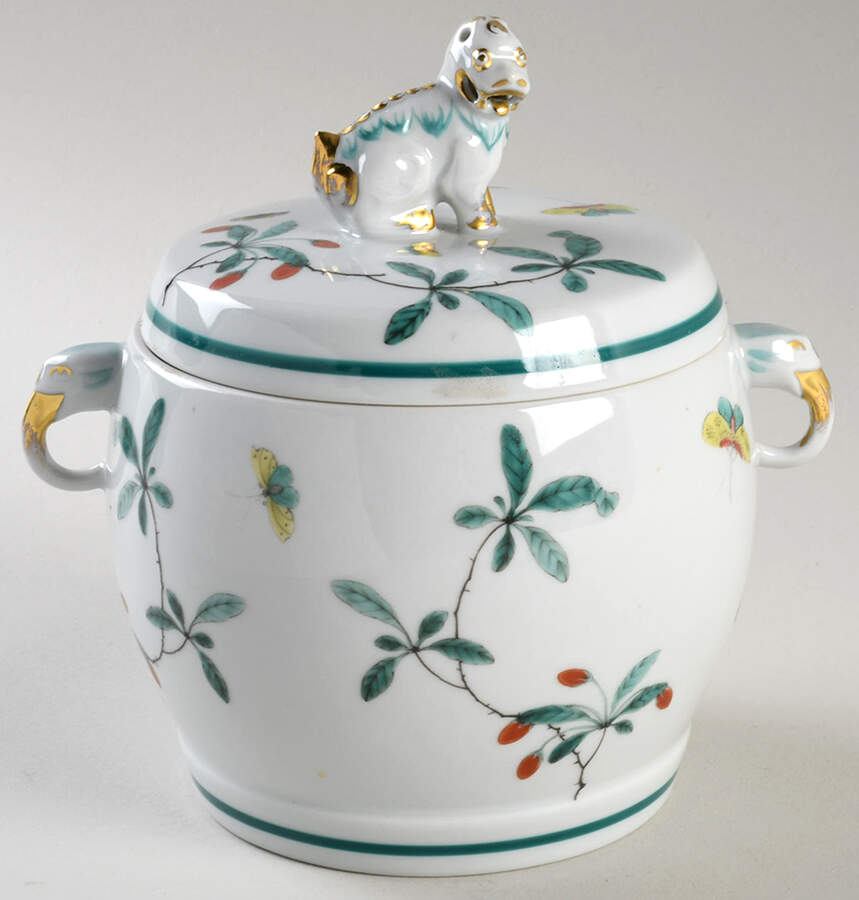 Famille Verte (Green Background) Fu Dog Jar & Lid by Mottahedeh-1