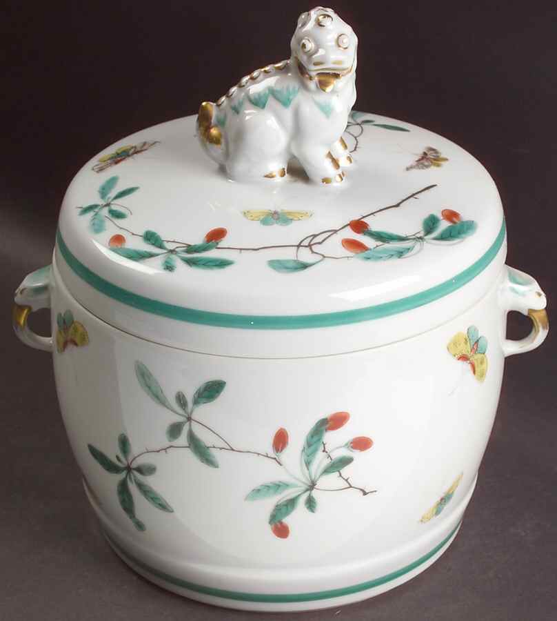 Famille Verte (Green Background) Fu Dog Jar & Lid by Mottahedeh-1