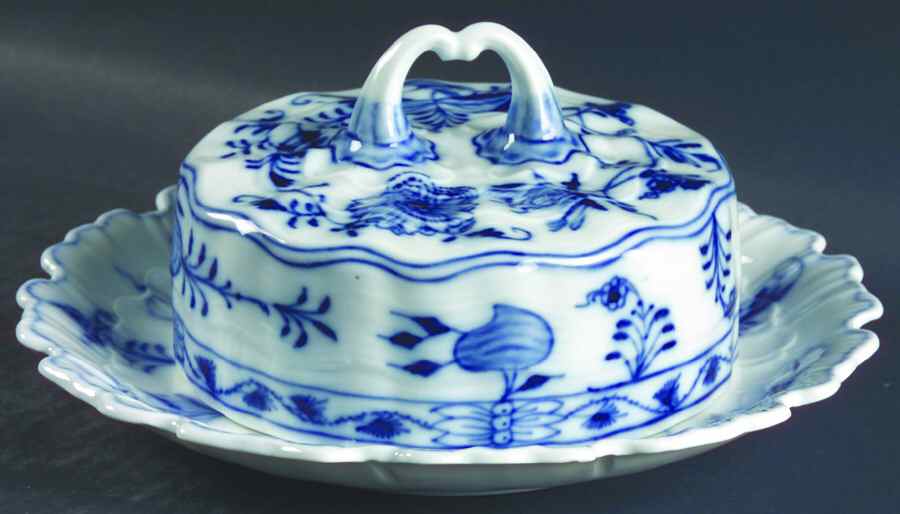 Blue Onion (Oval Backstamp) Round Covered Butter by Meissen (Germany)-1