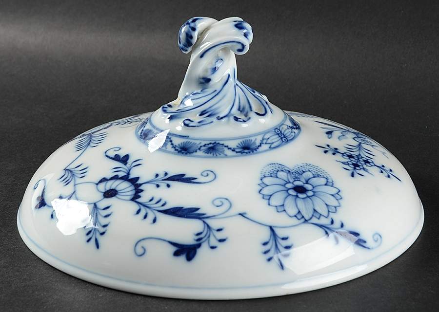 Blue Onion (Oval Backstamp) Lid for Round Vegetable by Meissen (Germany)-1