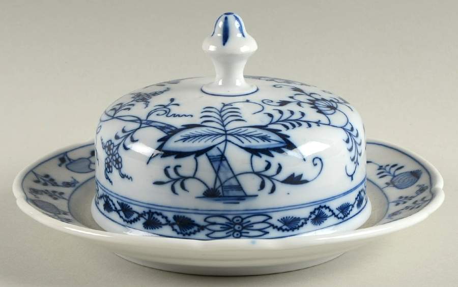 Blue Onion (Oval Backstamp) Round Covered Butter by Meissen (Germany)-1
