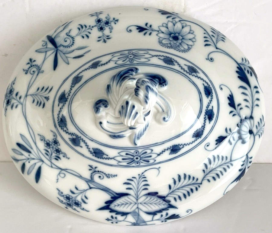 Blue Onion ("Sword" Backstamp) Lid for Oval Vegetable by Meissen (Germany)-1