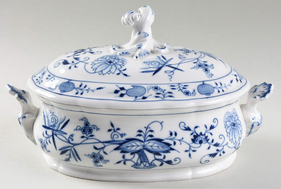 Blue Onion ("Sword" Backstamp) 2 Quart Oval Covered Casserole by Meissen (Germany)-1